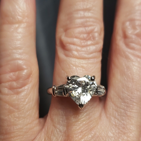 Rhodium plated ring w/ CZ heart shape center stone - Picture 2 of 6